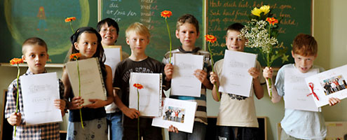 Schüler bei der Zeugnisausgabe