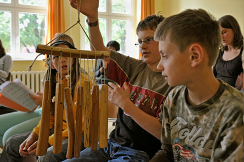 
Der Einsatz von Gesang und verschiedensten Instrumenten erreicht die Kinder auf allen Ebenen ihrer Persönlichkeit.